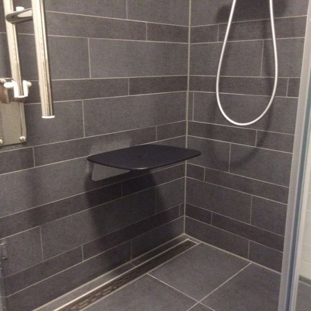 Badkamer grijze tegels