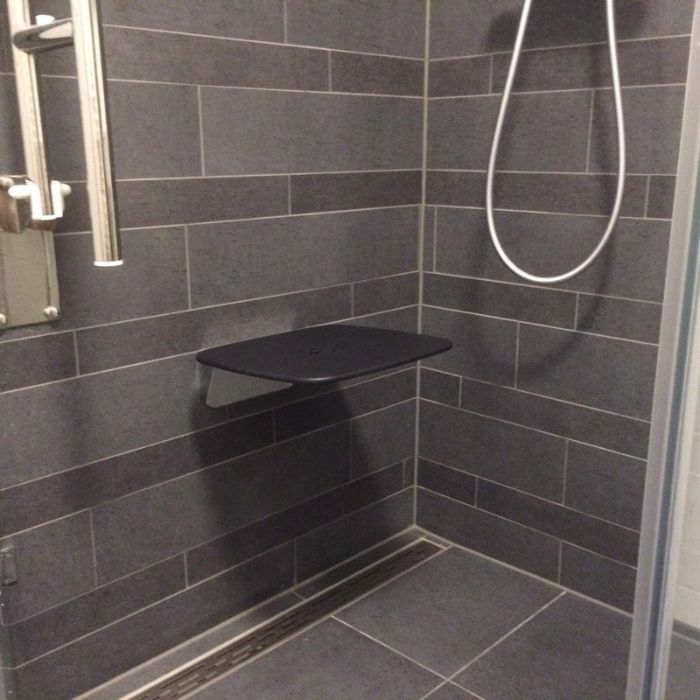 Badkamer grijze tegels