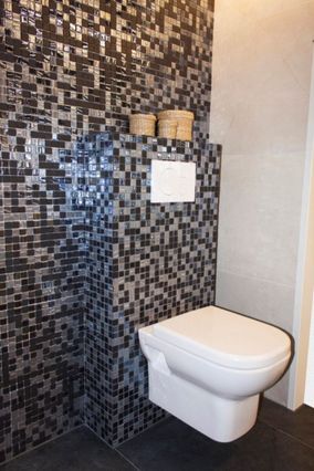 Toilet met betegeling