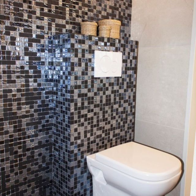 Toilet met betegeling